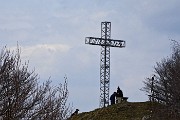 65 La croce vista allo zoom  da un cocuzzolo in distanza